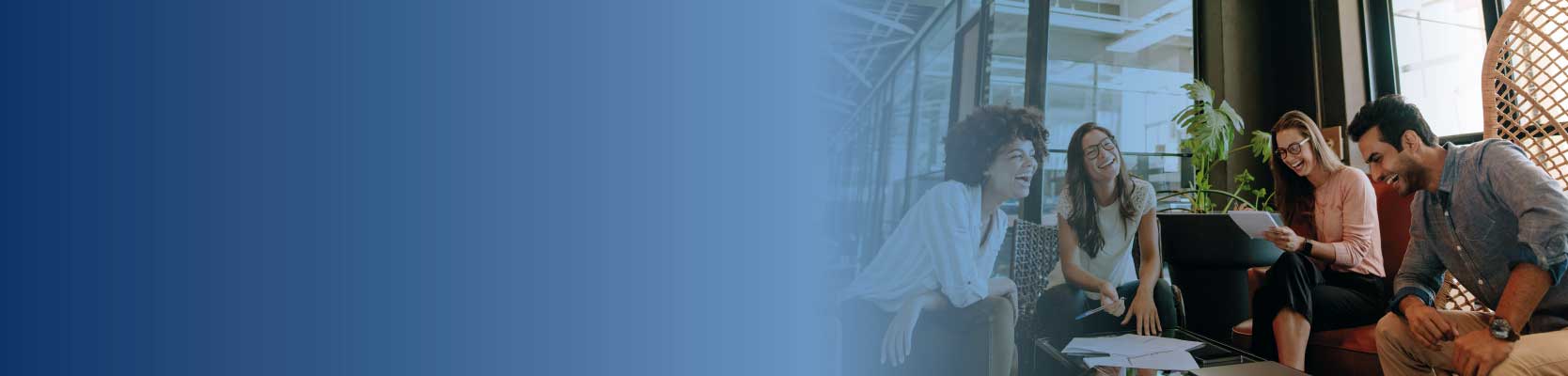 Banner fondo de inversión colectiva alternativa plazo fijo II Imagen de cuatro personas sonriendo mientras llenan información en documentos