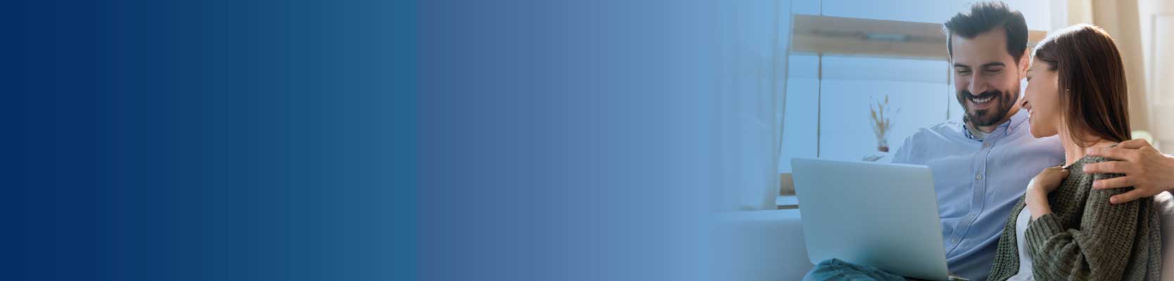 Banner Fondo de Inversión Colectiva Alternativa Plazo Fijo II Imagen de una pareja sonriendo mientras observan un computador