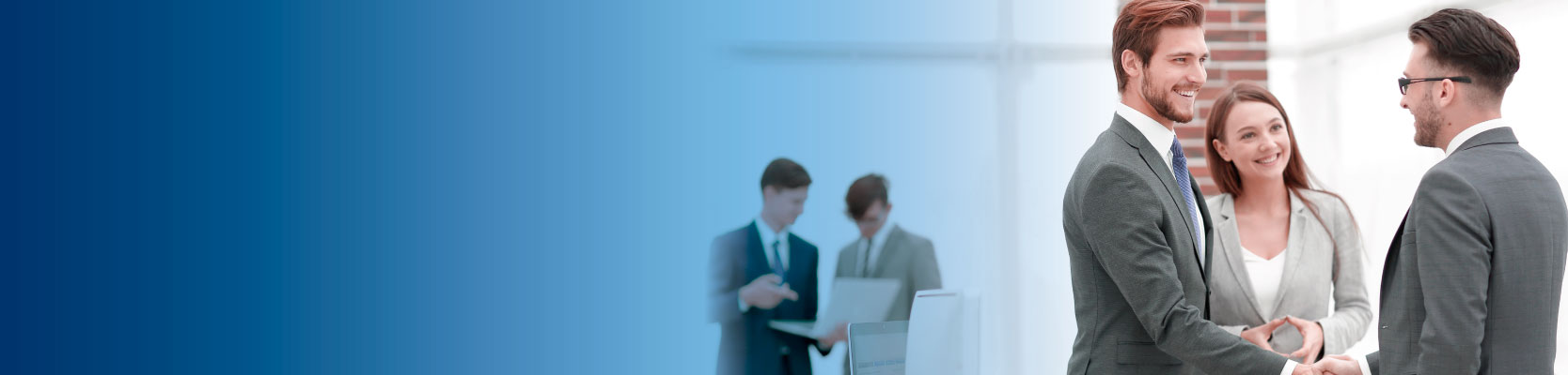 Banner fondo de inversión colectiva occirenta Imagen dos hombres de traje se dan la mano sonriendo junto a una mujer de traje