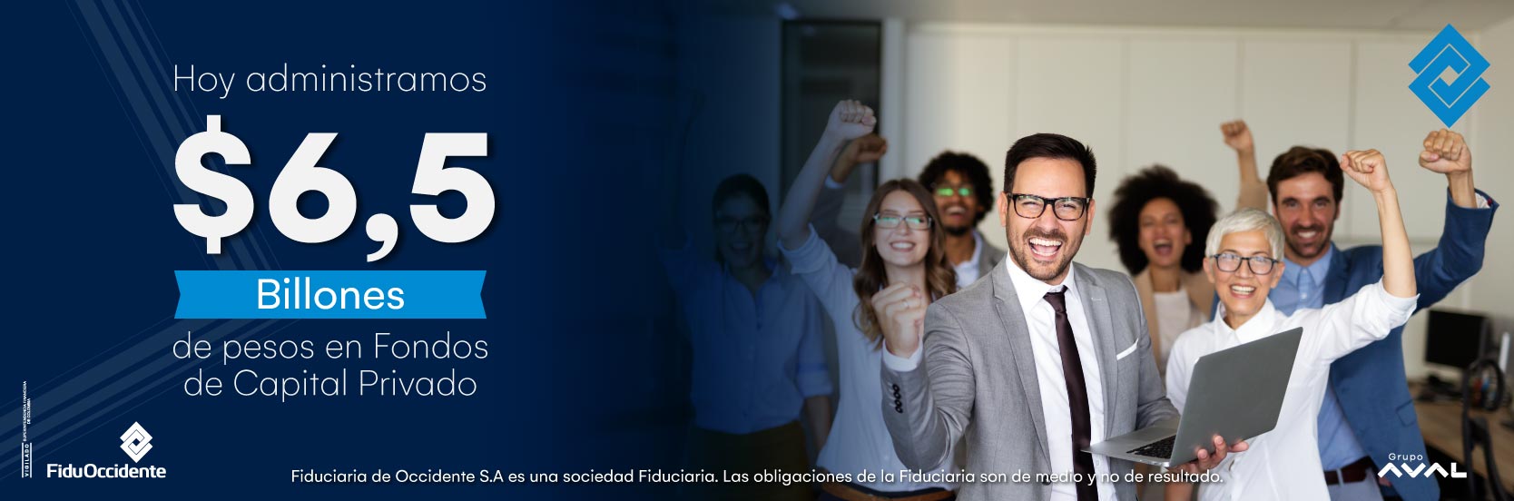 Imagen grupo de trabajo reunidos sonriendo y chocando las manos 