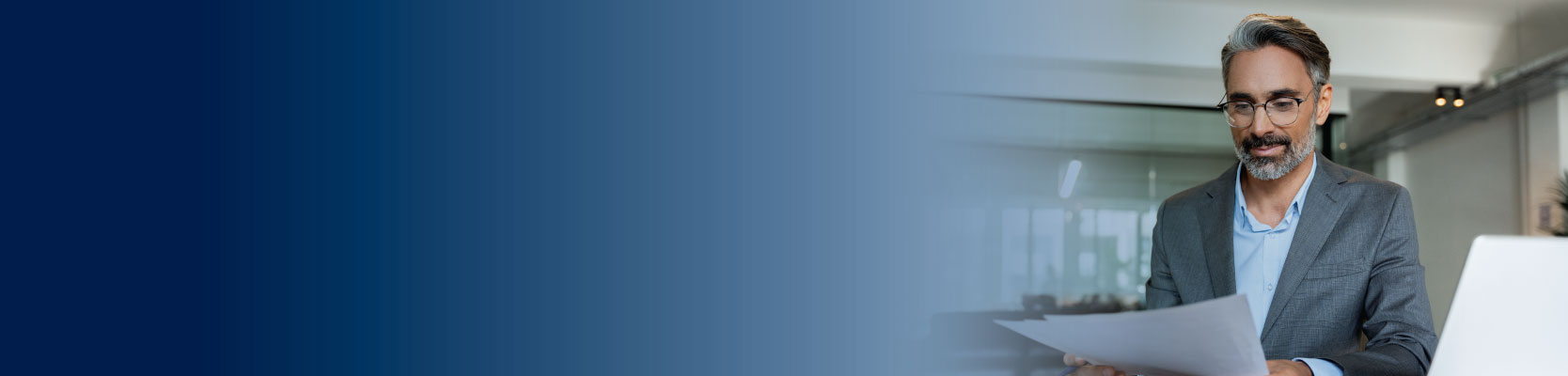 Banner fondo capital privado Inverlink imagen de hombre revisndo documentos