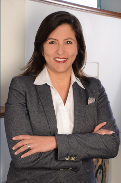 Mujer sonriendo con los brazos cruzados