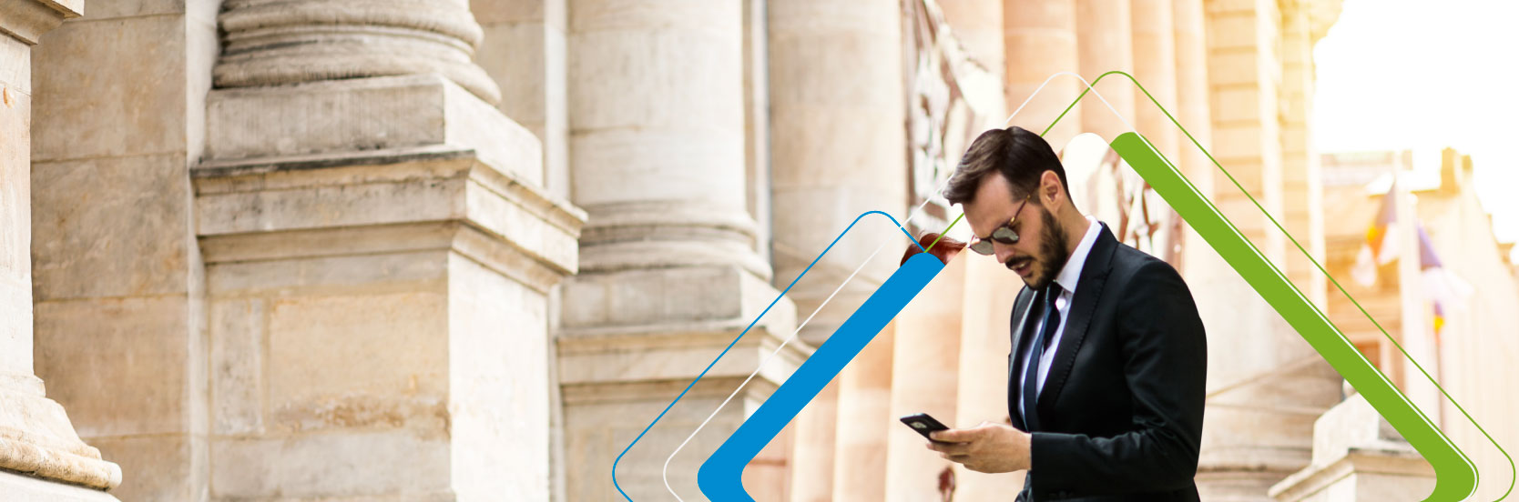 Imagen de hombre ejecutivo observando su celular