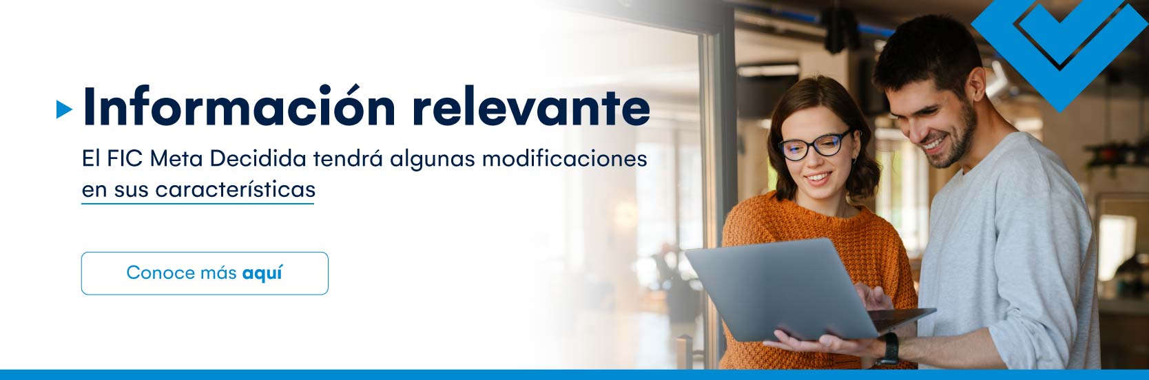 Personas felices revisando computador