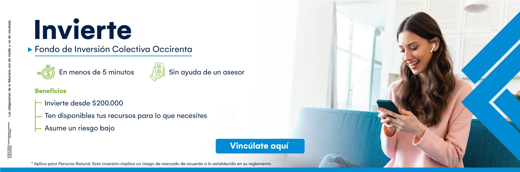 Imagen de mujer sonriendo mientras observa su teléfono móvil 